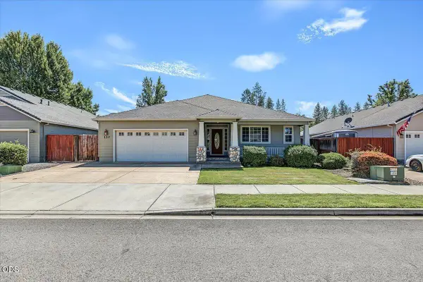 130 Glenwood Drive, Eagle Point, OR 97524