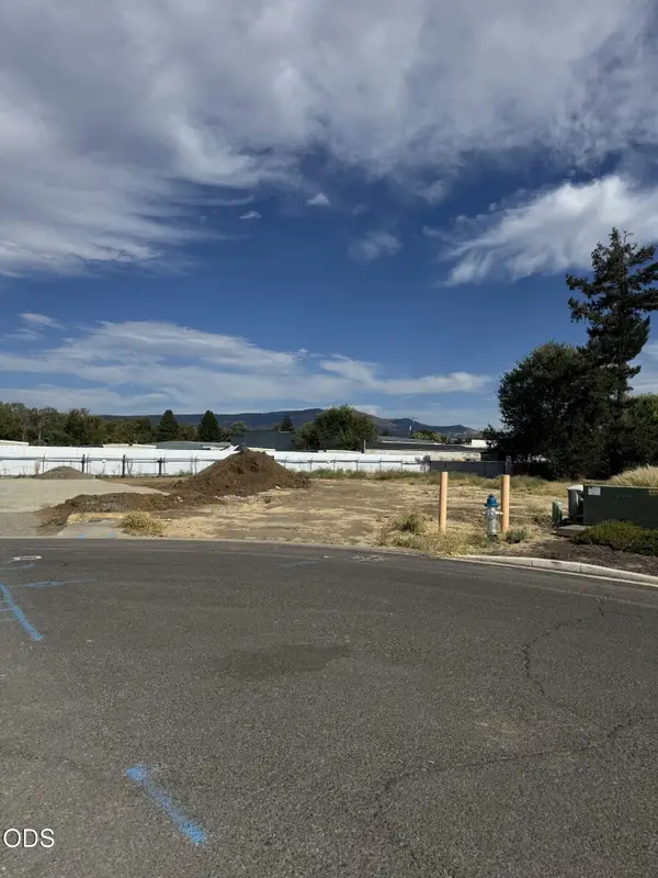 260 Commercial Court, Medford, OR 97501