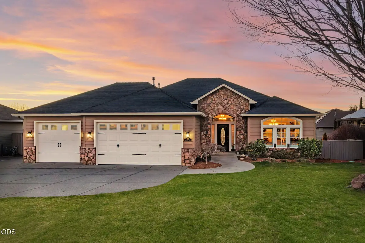 410 Lone Oak Drive, Medford, OR 97504 - #1