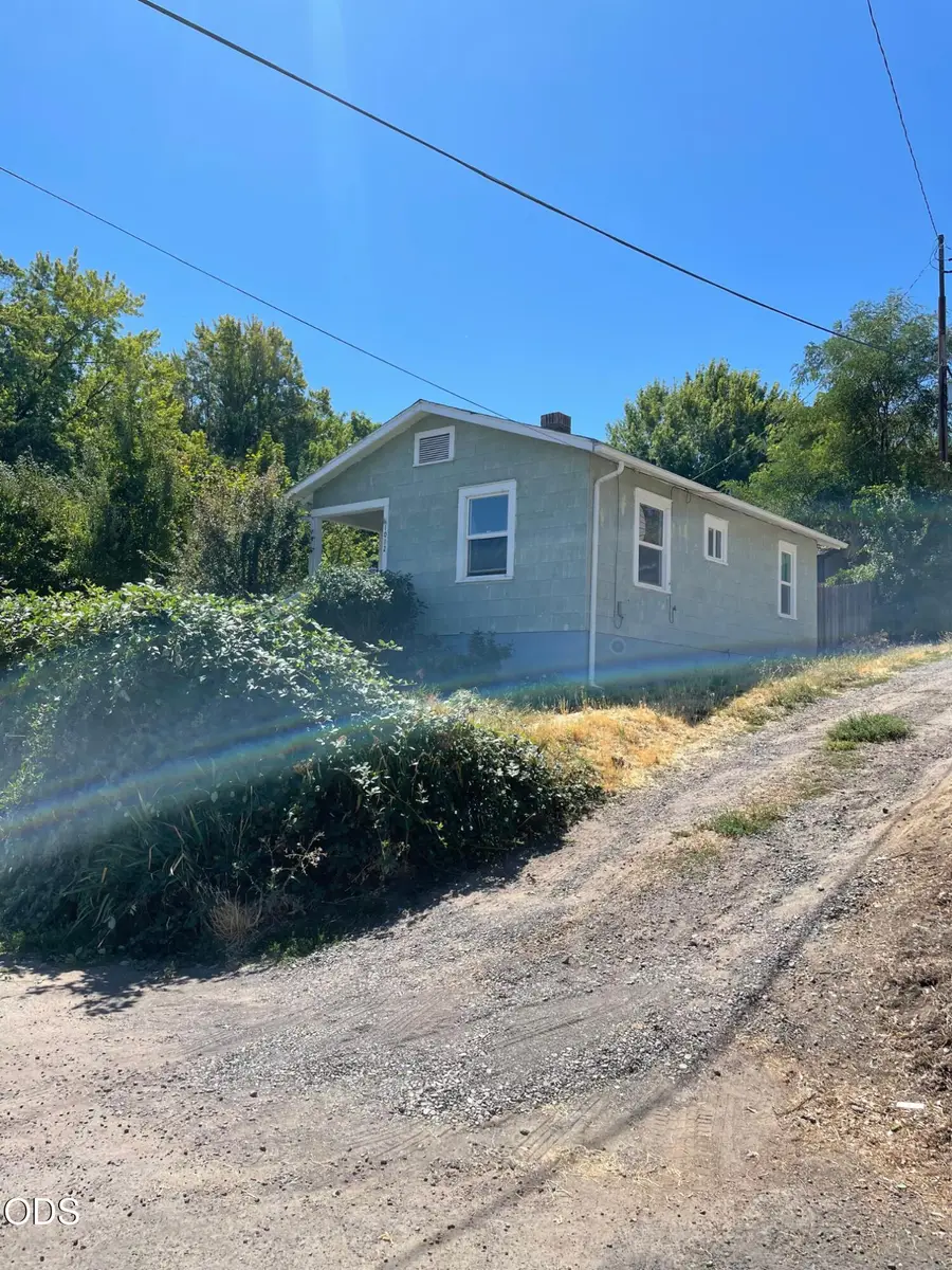 1012 N 8th Street, Klamath Falls, OR 97601 - #3