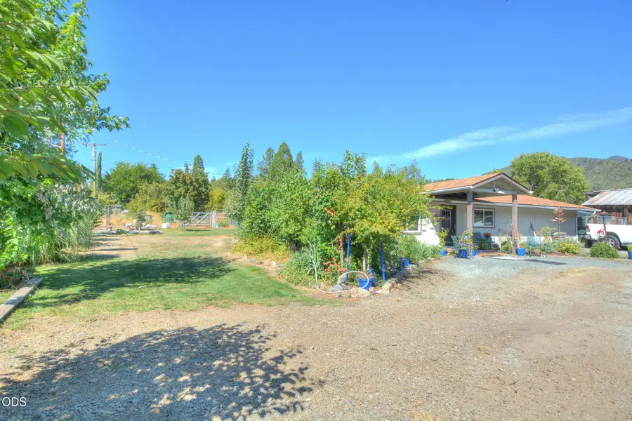 204 E Rosewood Street, Grants Pass, OR 97527 - #2