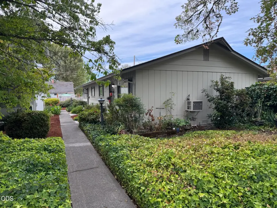 305 NE C Street, Grants Pass, OR 97526 - #2
