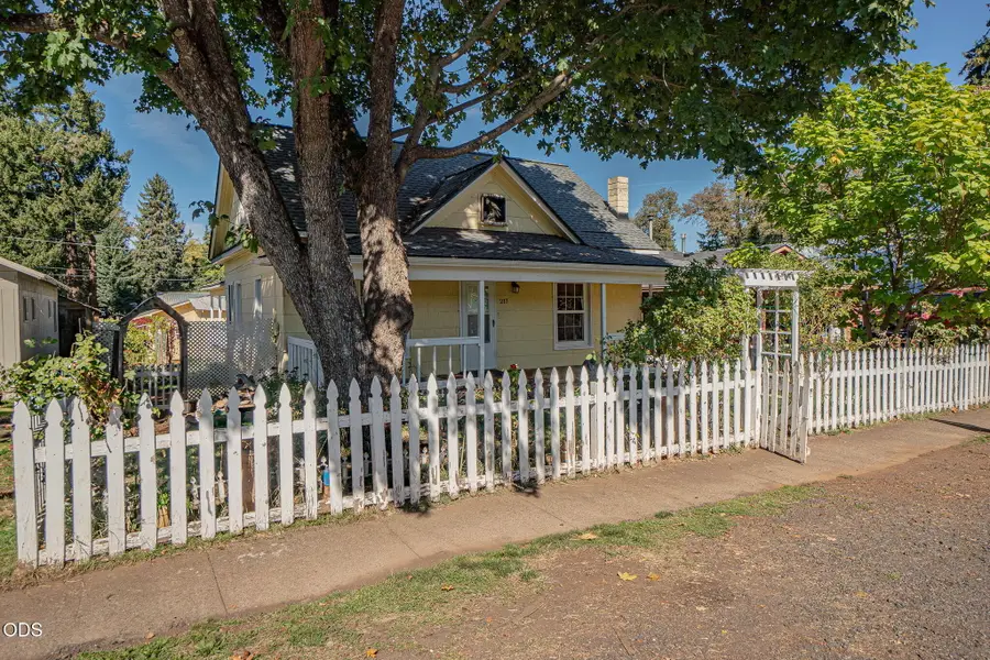 217 Broad Street, Butte Falls, OR 97522 - #2