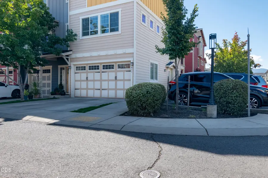 811 Overcup Street, Medford, OR 97501 - #3