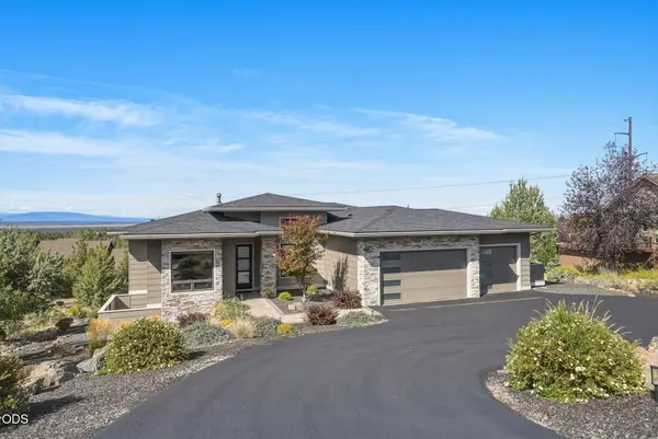 883 Highland View Loop, Redmond, OR 97756