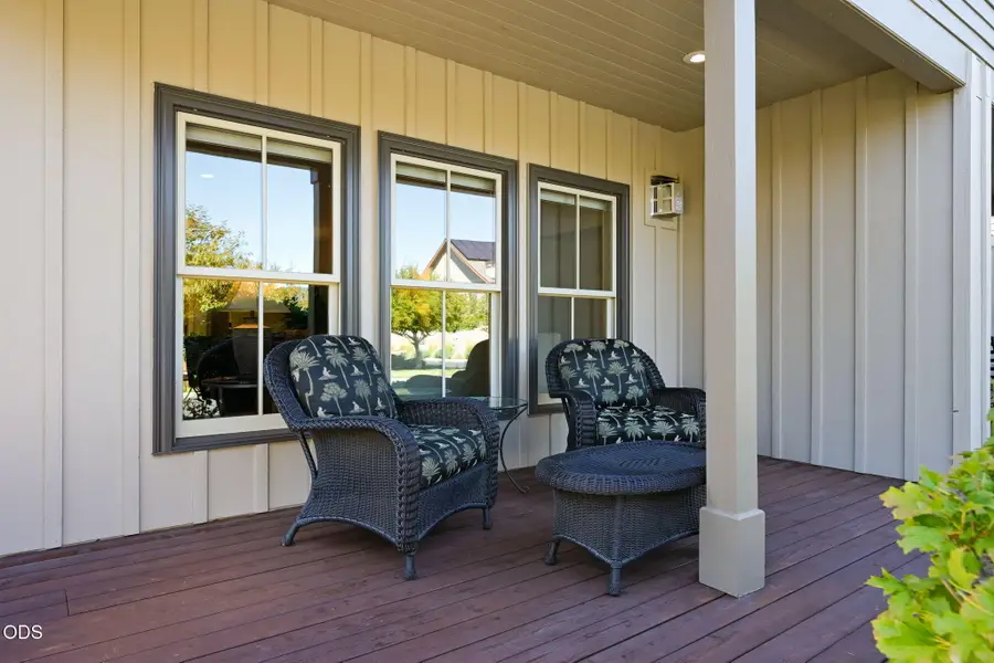 671 W Jefferson Avenue, Sisters, OR 97759 - #3