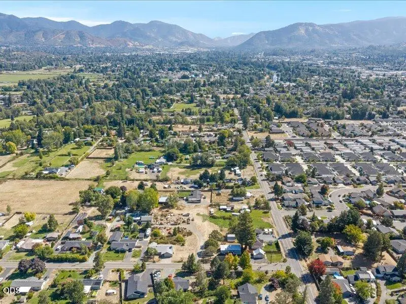 895 Coutant Lane, Grants Pass, OR 97527 - #2