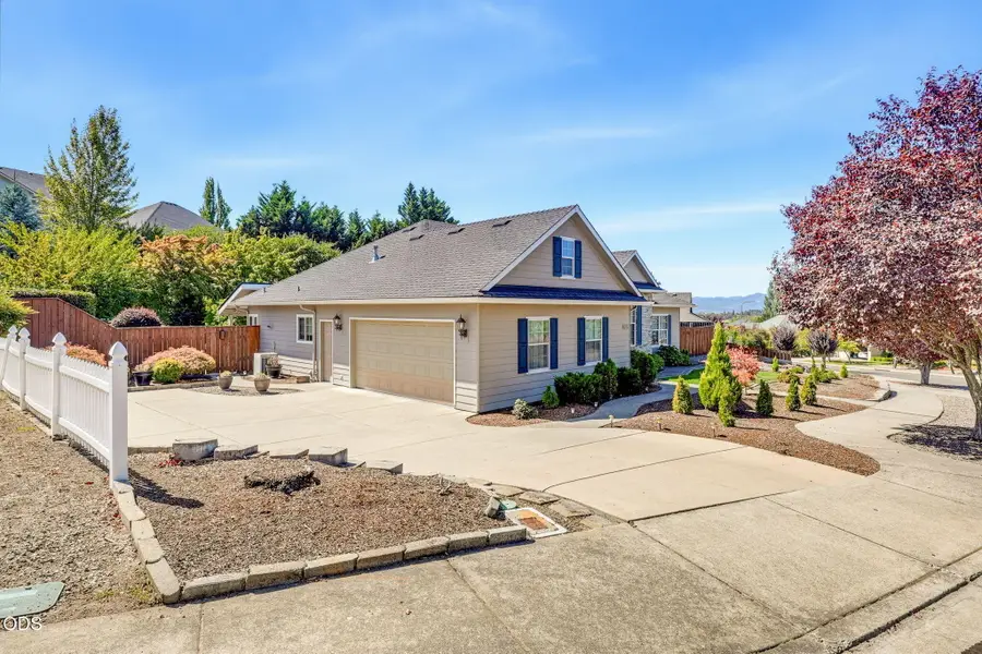 4126 Hemlock Drive, Medford, OR 97504 - #2