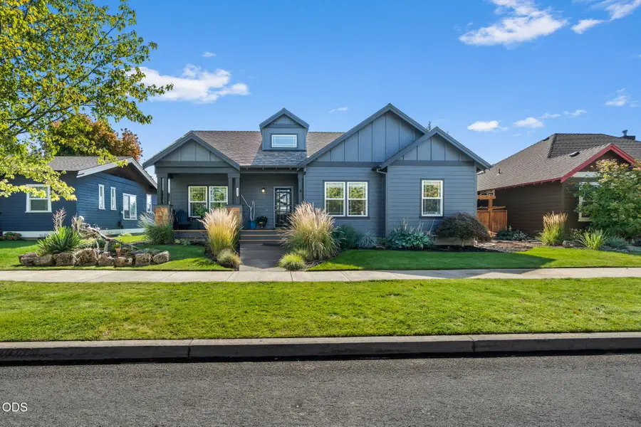 1806 NW Ivy Avenue, Redmond, OR 97756 - #2