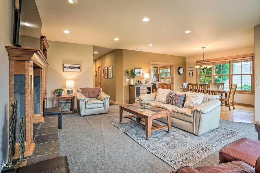 637 W Jefferson Avenue, Sisters, OR 97759 - #3