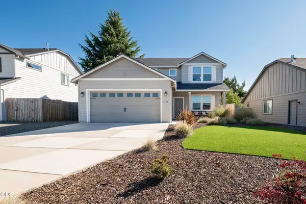 1760 Carrera Circle, Medford, OR 97504