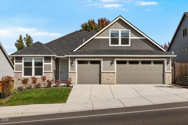 321 Arrowhead Trail, Eagle Point, OR 97524