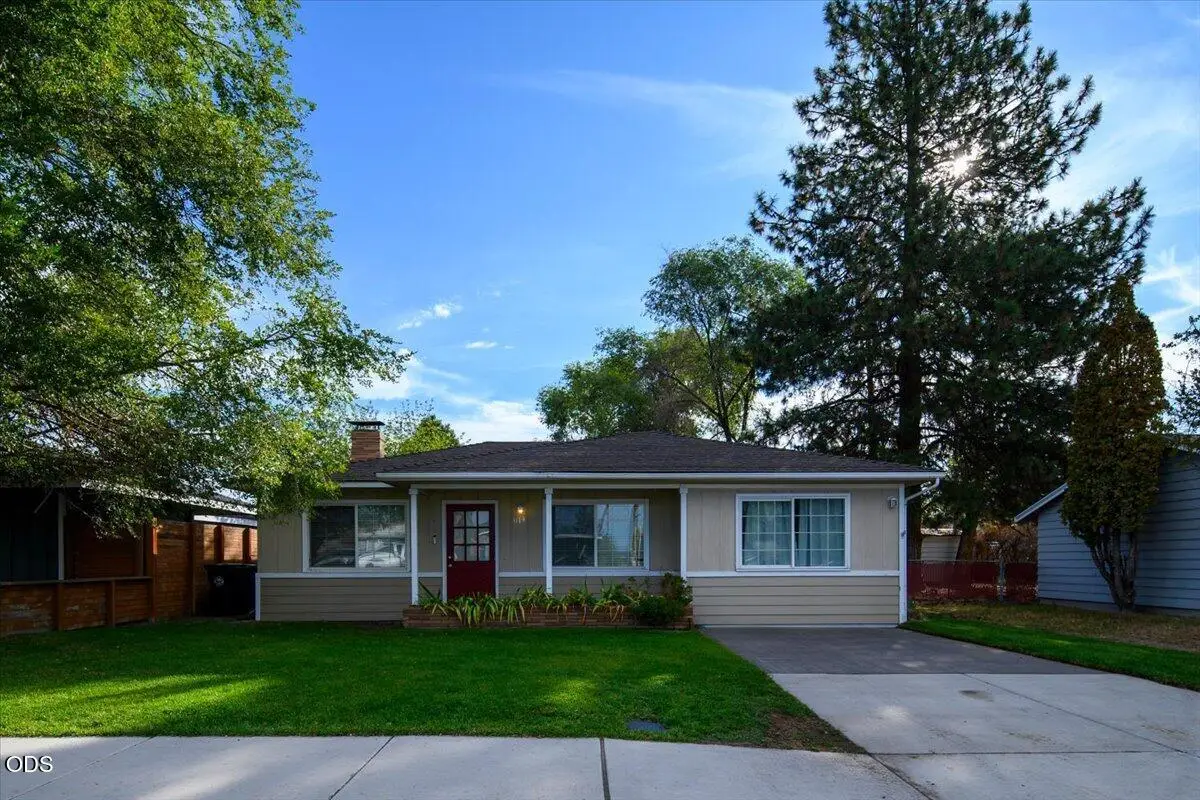 914 SW 15th Street, Redmond, OR 97756 - #1