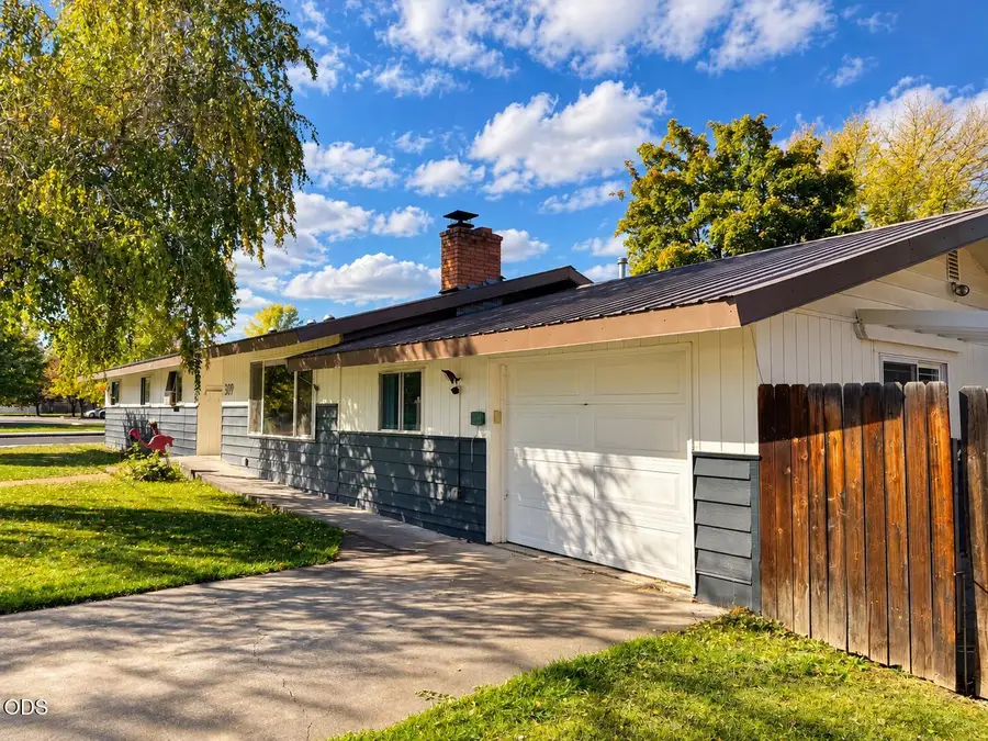 309 NW 9th Street, Redmond, OR 97756 - #2