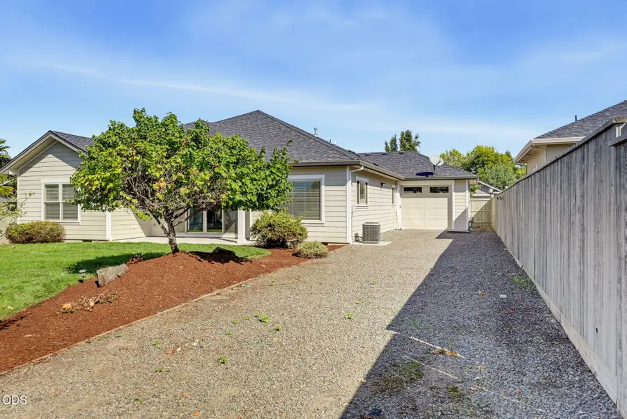 3726 Arizona Drive, Medford, OR 97504 - #3