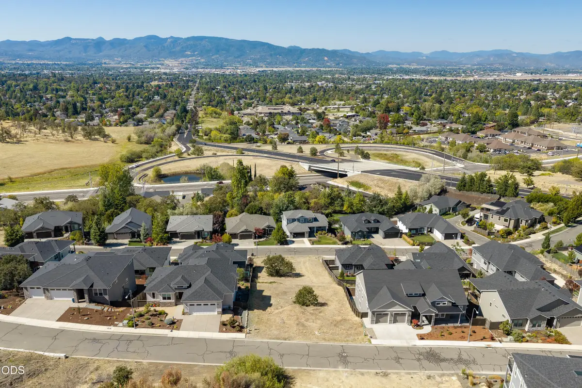 581 E La Strada Circle, Medford, OR 97504 - #1