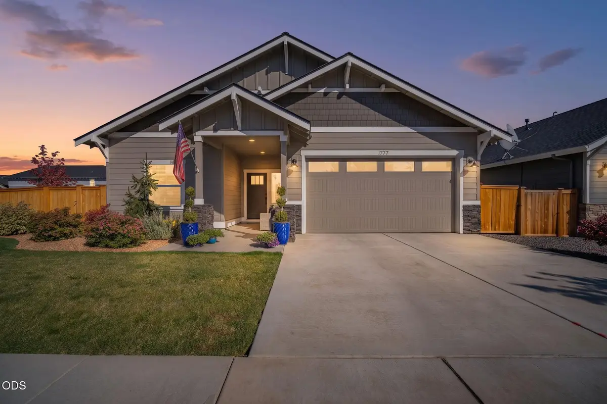 1777 NW Hemlock Avenue, Redmond, OR 97756 - #1