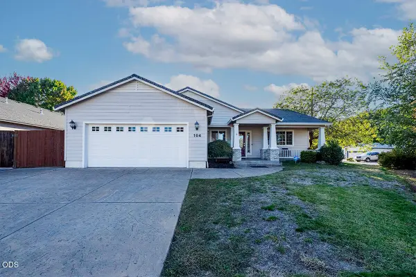 104 Glenwood Drive, Eagle Point, OR 97524