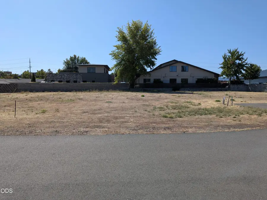 1239 Corona Avenue, Medford, OR 97504 - #3