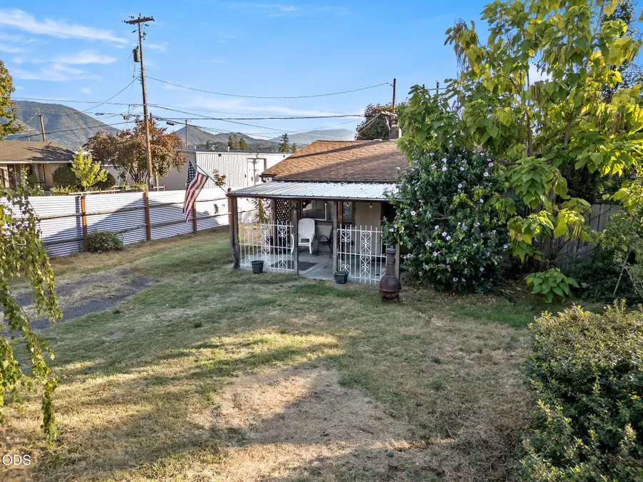 901 NW D Street, Grants Pass, OR 97526 - #2