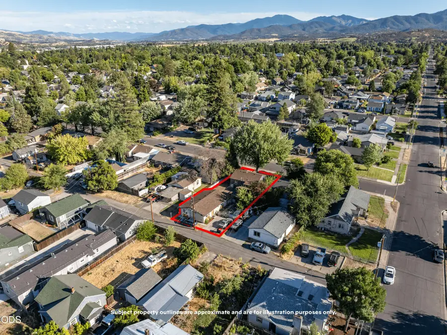 842 W 13th Street, Medford, OR 97501 - #3