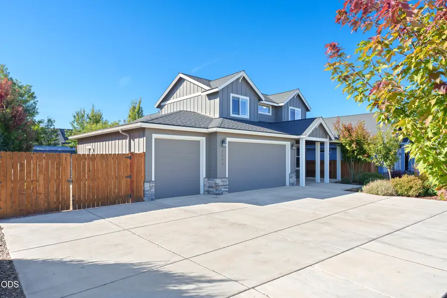 1646 NW Upas Avenue, Redmond, OR 97756 - #2