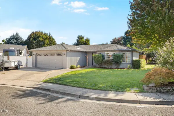 1198 Glengrove Avenue, Central Point, OR 97502
