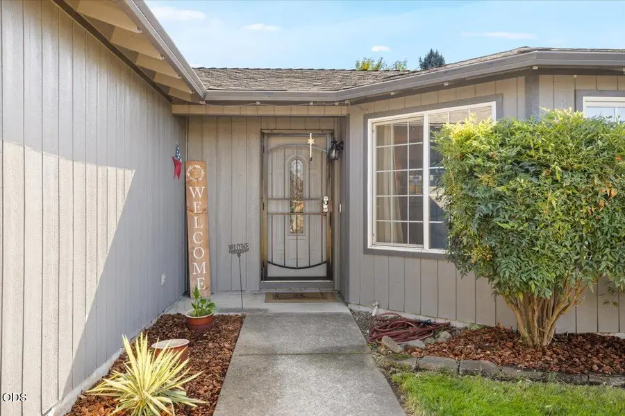 1198 Glengrove Avenue, Central Point, OR 97502 - #3