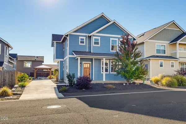 305 Davidson Way, Talent, OR 97540
