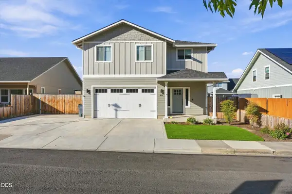 213 Samuel Lane Loop Road, Phoenix, OR 97535