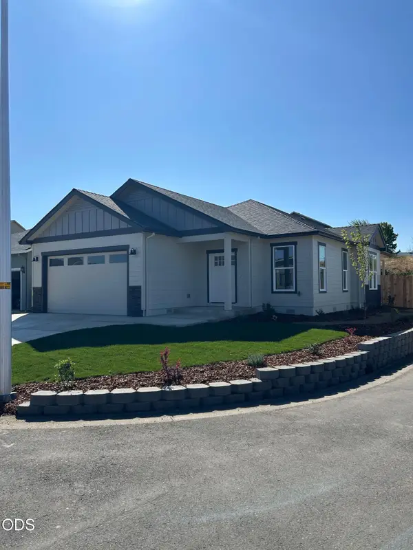 301 Oak Valley Drive, Talent, OR 97540