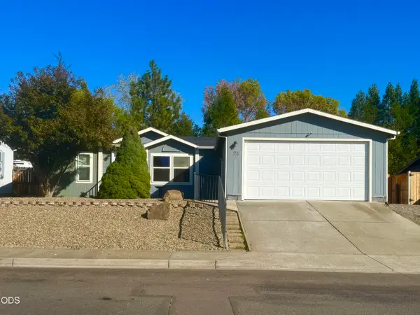 24 Bridgeport Drive, Eagle Point, OR 97524