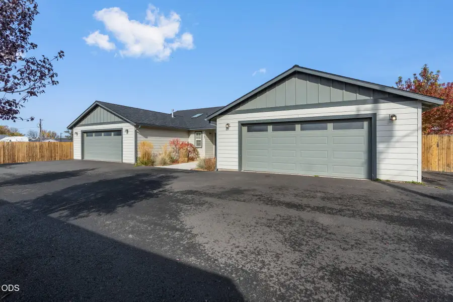 1545 SW Kalama Avenue, Redmond, OR 97756 - #2