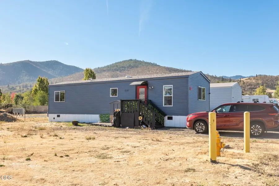 812 S Pacific Highway #13, Talent, OR 97540 - #2