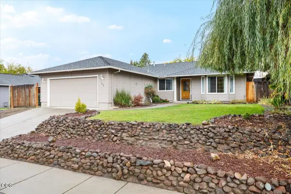 37 Eagle View Drive, Eagle Point, OR 97524