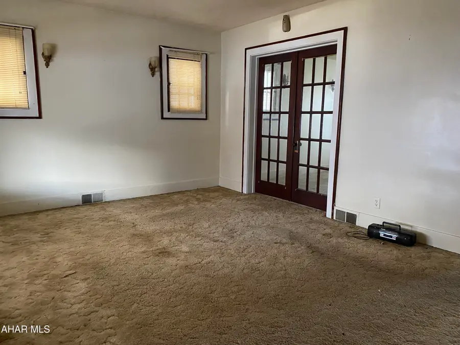 118 E Bell Avenue, Altoona, PA 16602 - #3