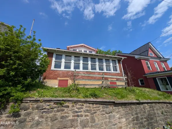 1305 N 4th Avenue, Altoona, PA 16601