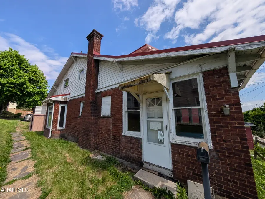 1305 N 4th Avenue, Altoona, PA 16601 - #2