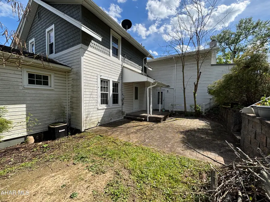 122 E 25th Avenue, Altoona, PA 16601 - #3