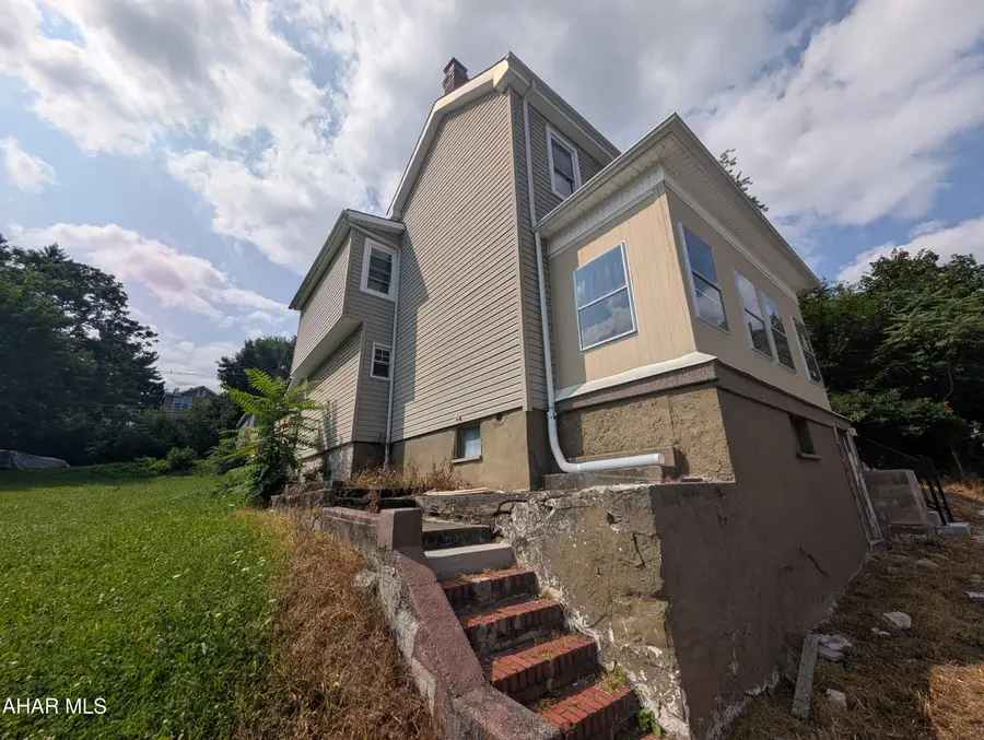 120 E Walnut Avenue, Altoona, PA 16601 - #2