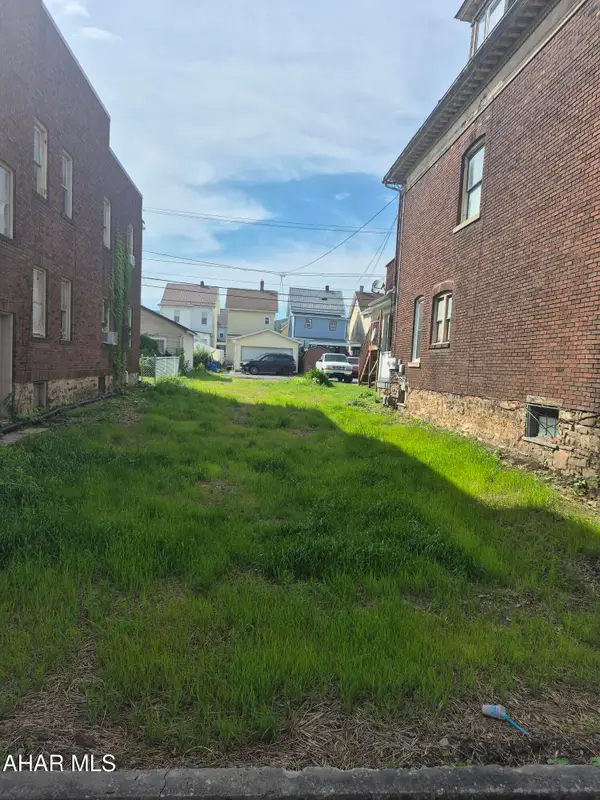 2816 Broad Avenue, Altoona, PA 16601