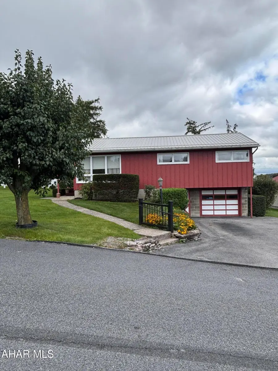 422 E Southey Avenue, Altoona, PA 16602 - #2