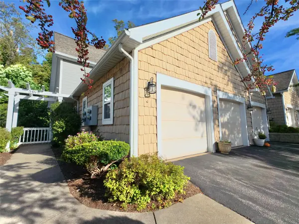 5018 N Oakridge Circle, Erie, PA 16509