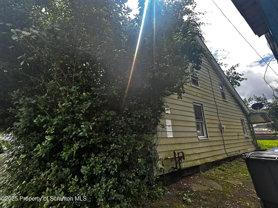 26 7th Avenue, Carbondale, PA 18407 - #3