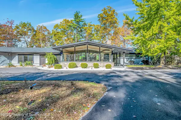 18 Wooded Lane, Dallas, PA 18612