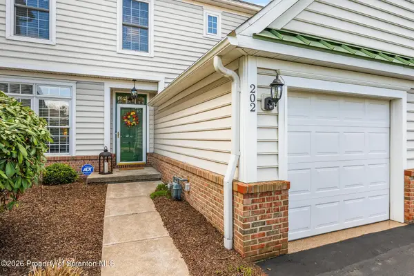 202 Thackeray Close, Moosic, PA 18507