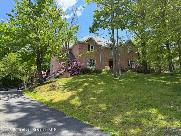 102 Emerson Close, Moosic, PA 18507