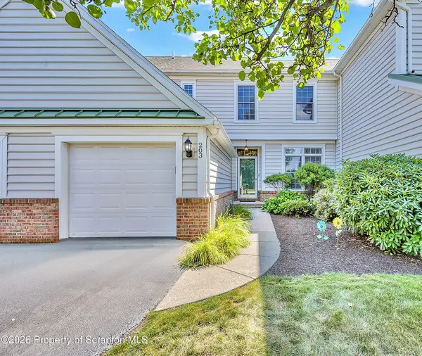 203 Thackeray Close, Moosic, PA 18507