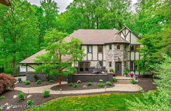 102 Longfellow Close, Moosic, PA 18507