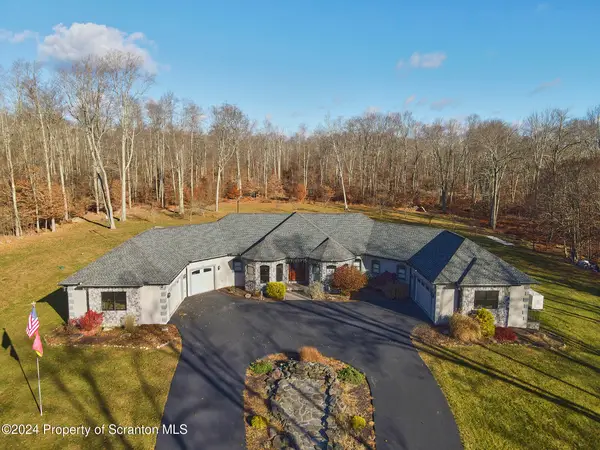 31 Holly Lane, Gouldsboro, PA 18424